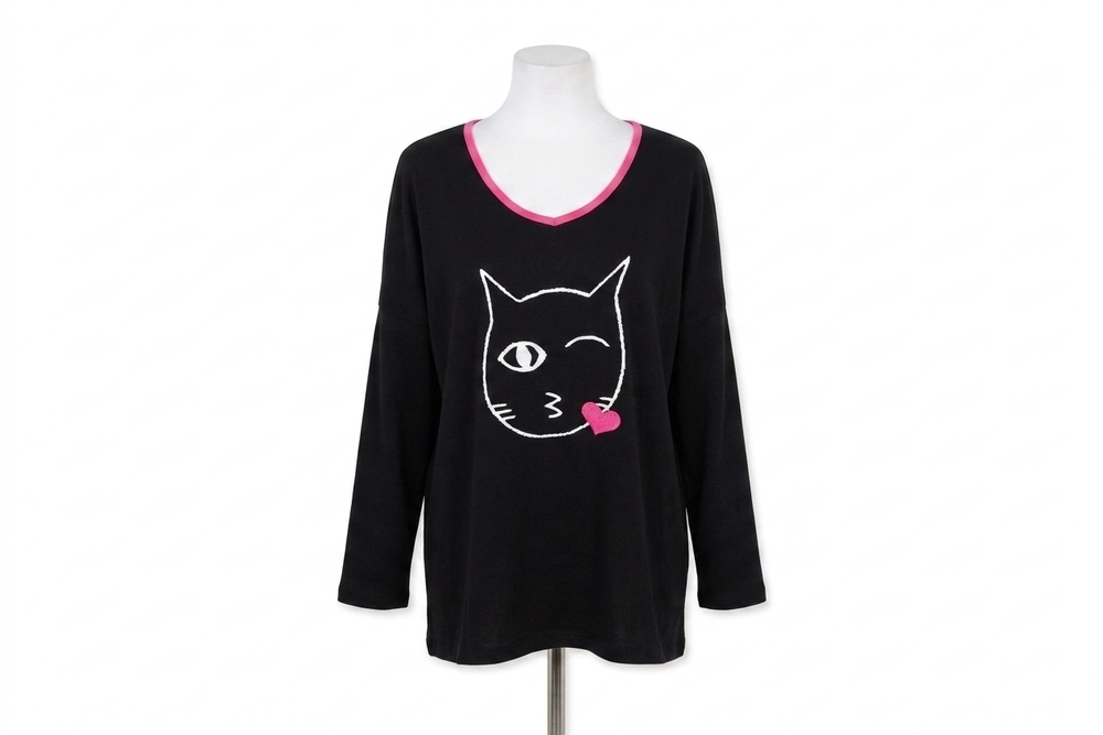 NEW ANGEL cat kiss graphic sweater in black/white